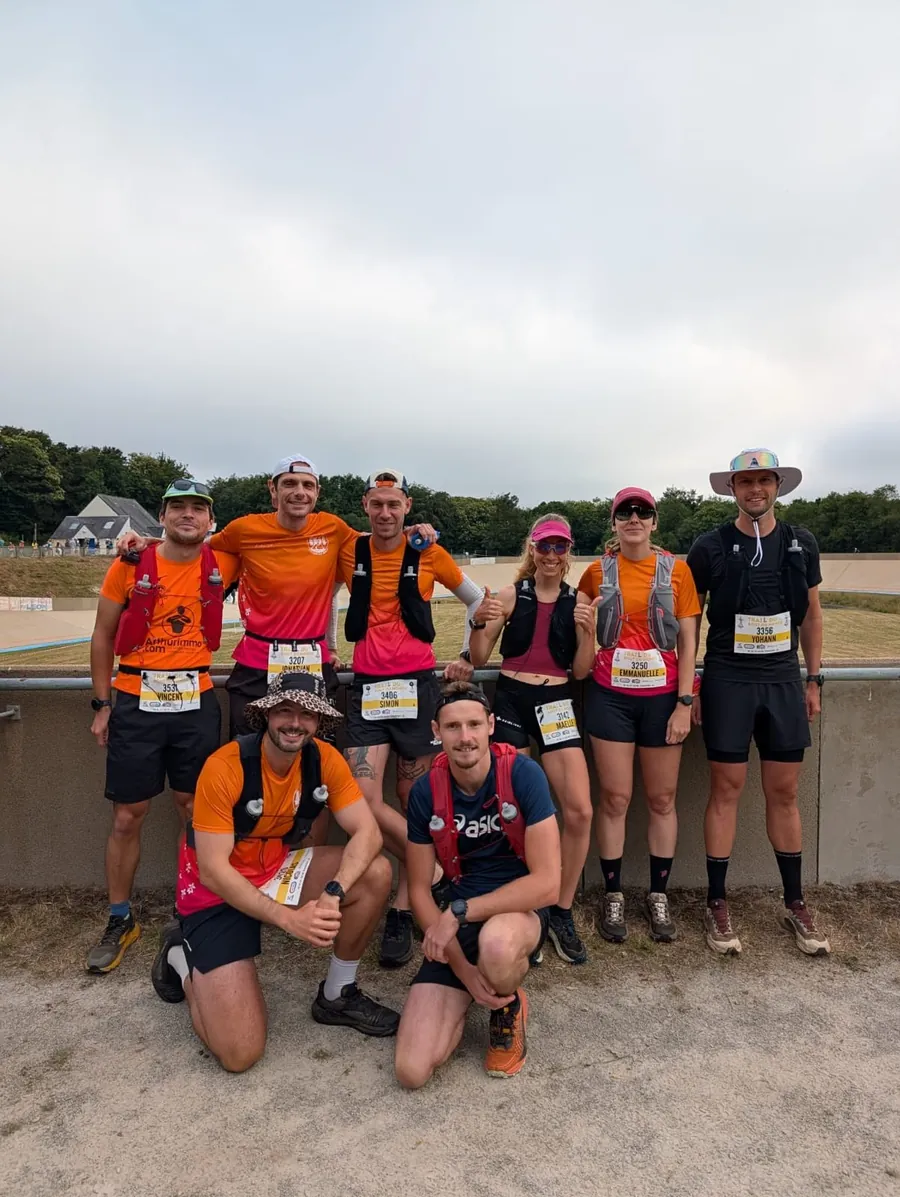 Des membres de Courir sur Brest en maillot orange avant le Trail du Bout du Monde